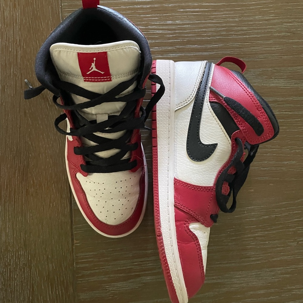 AIR JORDAN 1 MID GS
"Chicago 2020"